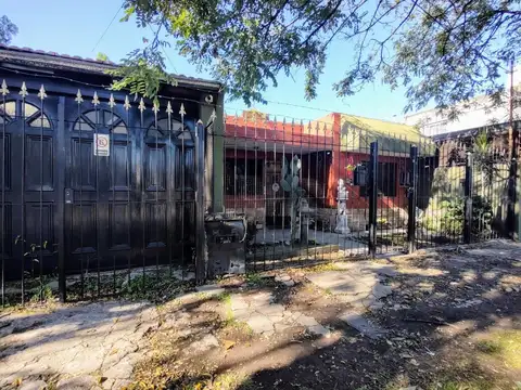 Venta Casa 3 ambientes con garage y patio en Morón