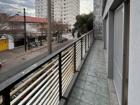 Edificio en 2 plantas. Con locales y departamentos. EXCELENTE ZONA DE CAMPANA