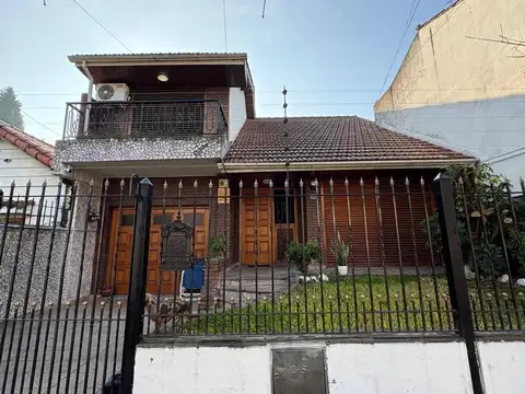 CHALET 4 AMBIENTES BANFIELD ESTE