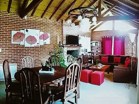 Excelente Chalet en Parquemar: 4 dormitorios(1 ensuit), pileta, amplio jardín!!!