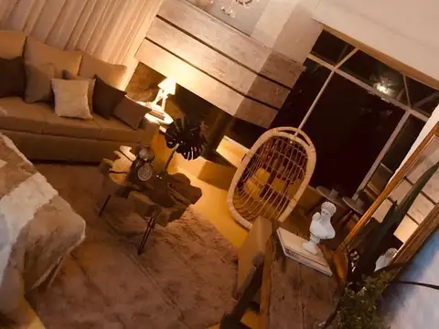 Casa en Alquiler con 3 cocheras