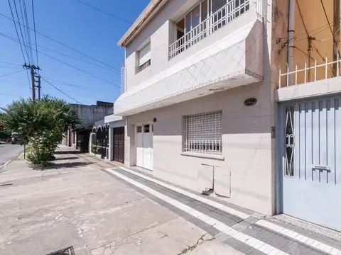 Casa 6 ambientes con 2 baños