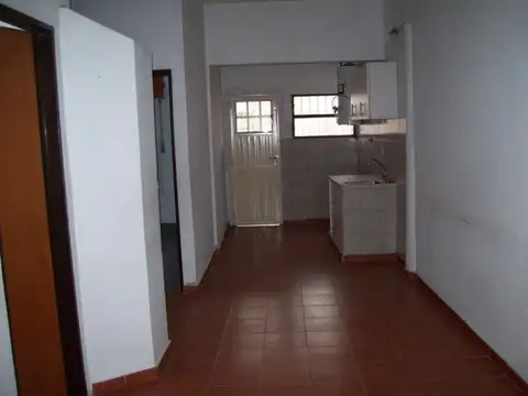 Casa al Frente con Jardín y Patio - Oportunidad