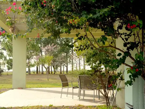 VENDO MARAVILLOSO CAMPO SOBRE EL RÍO EN ESQUINA CORRIENTES!