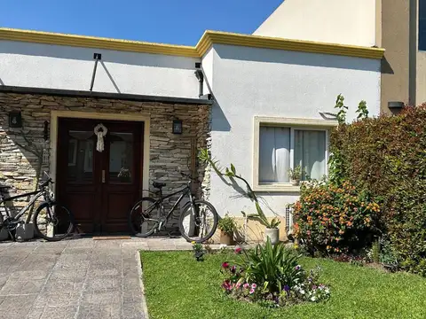 CASA A LA VENTA DE 4 AMBIENTES EN EL BARRIO CERRADO LAS ARAUCARIAS DE BELLA VISTA
