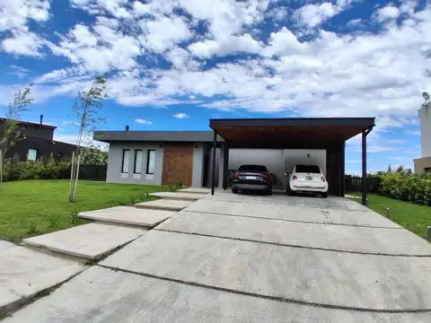 Venta Casa 4 Ambientes con Pileta, Parrilla y Salida al Lago en San Sebastián