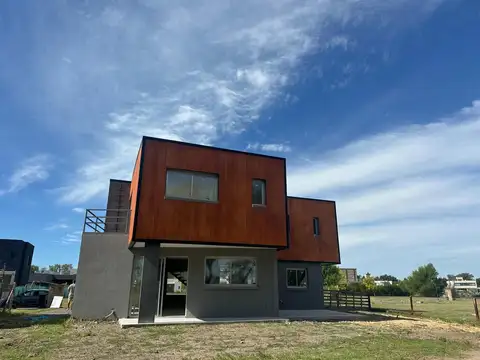 Casa 5 ambientes con 2 baños