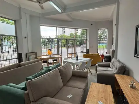 Local en esquina sobre Av. San Juan, zona de alto transito peatonal y vehicular, 120M2
