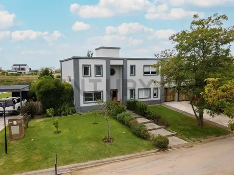Casa 8 ambientes con 4 baños