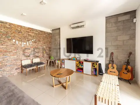 VENTA IMPORTANTE CASA SOBRE ESPEJO DE AGUA  - FINANCIACIÓN + PERMUTA  - EL CANTÓN NORTE