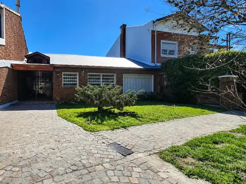 AMPLIA CASA DE 3 AMBIENTES Y ESCRITORIO EN PLANTA BAJA CON JARDIN Y PILETA EN VENTA. SAN ISIDRO
