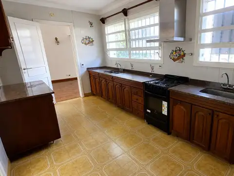 AMPLIA CASA DE 3 AMBIENTES Y ESCRITORIO EN PLANTA BAJA CON JARDIN Y PILETA EN VENTA. SAN ISIDRO