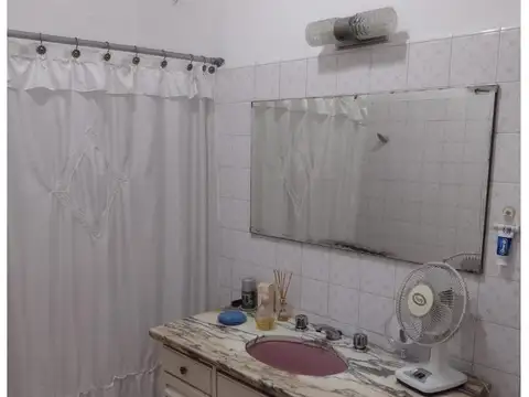 VENTA CASA 4 AMB, ANTIGUA EN EXCELENTE ESTADO. SAN ANDRES