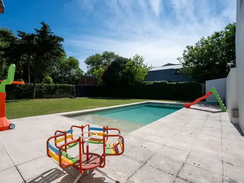 Casa en Venta con 2 cocheras