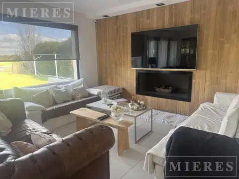 Casa en Alquiler con 2 cocheras
