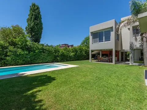 Espectacular Casa de 5 ambientes en Talar del Lago 1 - Venta