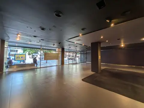 Local de 16 metros de frente sobre Av. Libertador