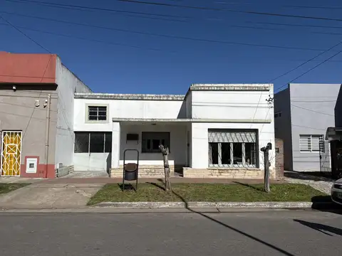 Casa de cuatro amb. a la venta en el centro de Cañuelas