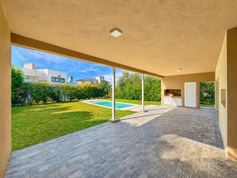 Casa en Alquiler con 2 cocheras