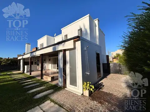 Casa 5 ambientes con 4 baños