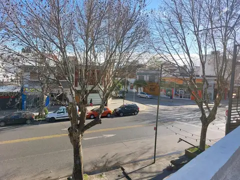 Esquina Av. E. Castro gran vereda y espacio aereo propio.