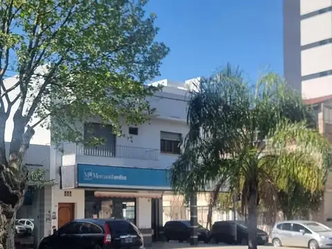 Esquina Av. E. Castro gran vereda y espacio aereo propio.