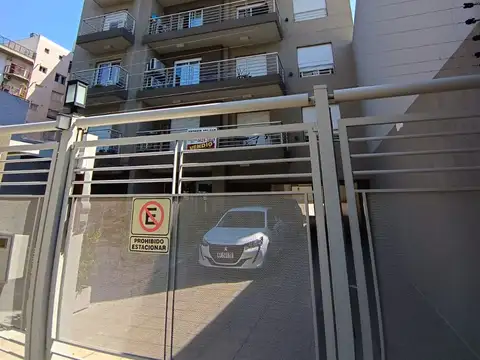 EXCELENTE DEPARTAMENTO DE 3 AMBIENTES CON COCHERA CUBIERTA  