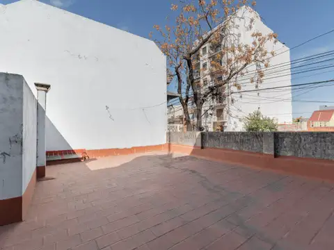 VENTA - CASA - LOTE PROPIO - 4 AMBIENTES -  TERRAZA - PATIO - LA PATERNAL