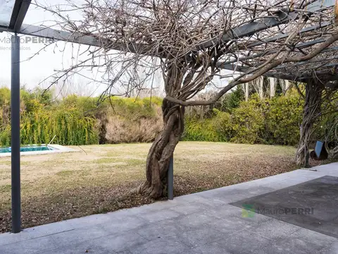 Casa en Venta con 3 cocheras