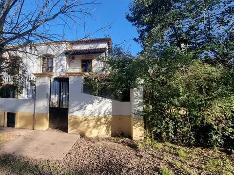 Casa en  venta 3 dormitorios parque pileta City Bell