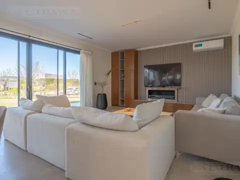 Casa 6 ambientes con 4 baños