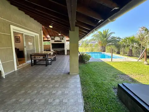 Casa en Alquiler con 3 cocheras