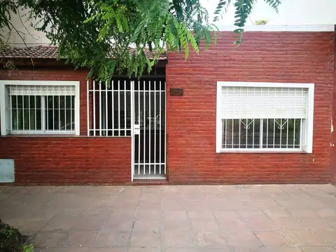 Venta PH 2 ambientes  con patio y local - Morón
