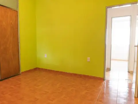Venta PH 2 ambientes  con patio y local - Morón