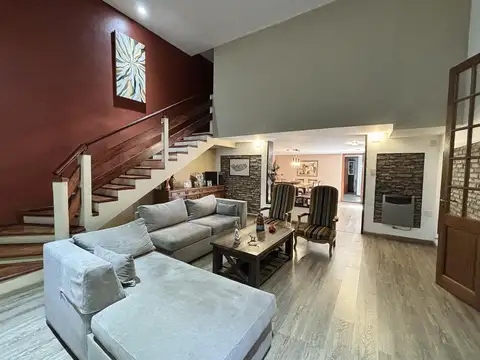 Casa al frente desarrollada en dos plantas con terraza