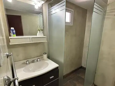 Casa al frente desarrollada en dos plantas con terraza