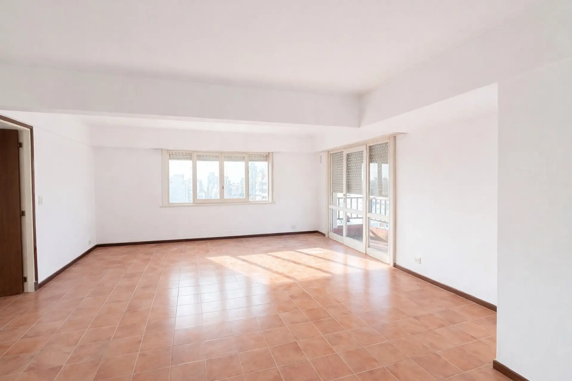 Depto 4 amb, 121m² a reciclar con balcón — Centro