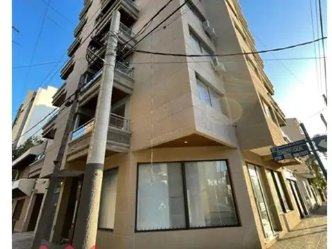 Departamento con Cochera en VENTA - Caseros Centro