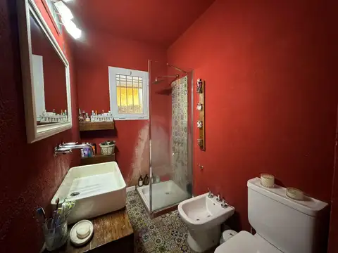 Casa 6 ambientes con 2 baños