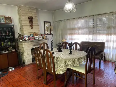 EXCELENTE CONSTRUCCION SOBRE AVENIDA SARRATEA. AMPLIA VIVIENDA CON EXCELENTE LOCAL.