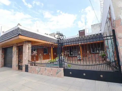 VENTA CASA 4 AMB PATIO PISCINA EN LAFERRERE 