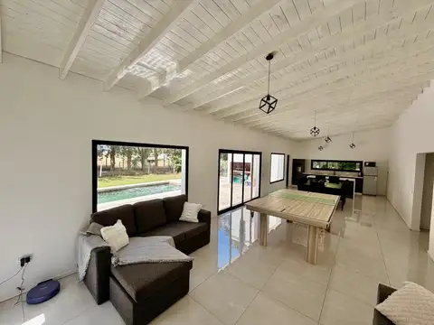 Casa en Alquiler Temporal con 4 cocheras