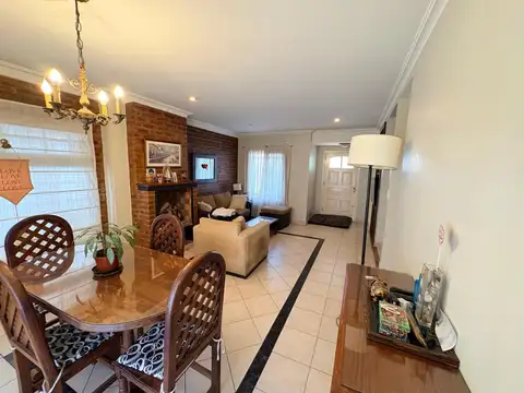 Casa de 140 mts con pileta, quincho, funcional y centrica.