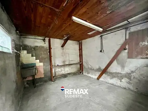 CASA CON LOCAL A REFACCIONAR - BARRIO GRUMBEIN