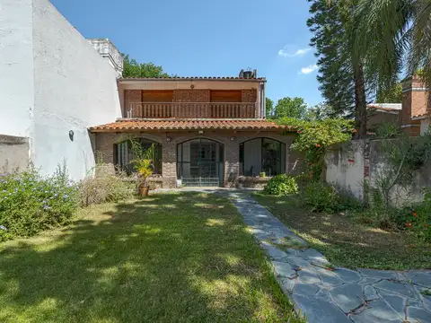 VENTA CASA DE 4 DORMITORIOS CON PATIO Y QUINCHO