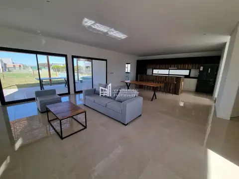 Casa 5 ambientes con 3 baños