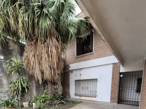 PH con 2 dormitorios, cochera y patio sobre avenida!