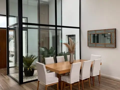 Casa 6 ambientes con 2 baños