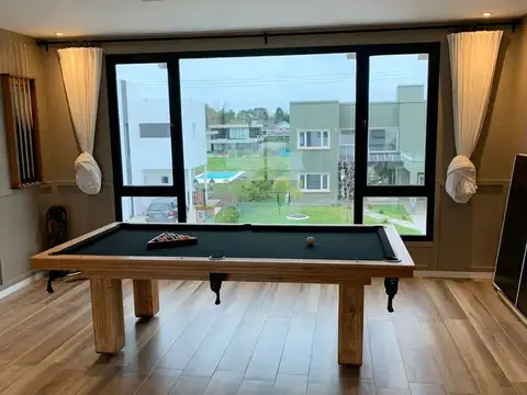 Casa en Alquiler con 3 cocheras