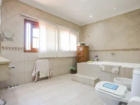 Casa 5 ambientes con 4 baños